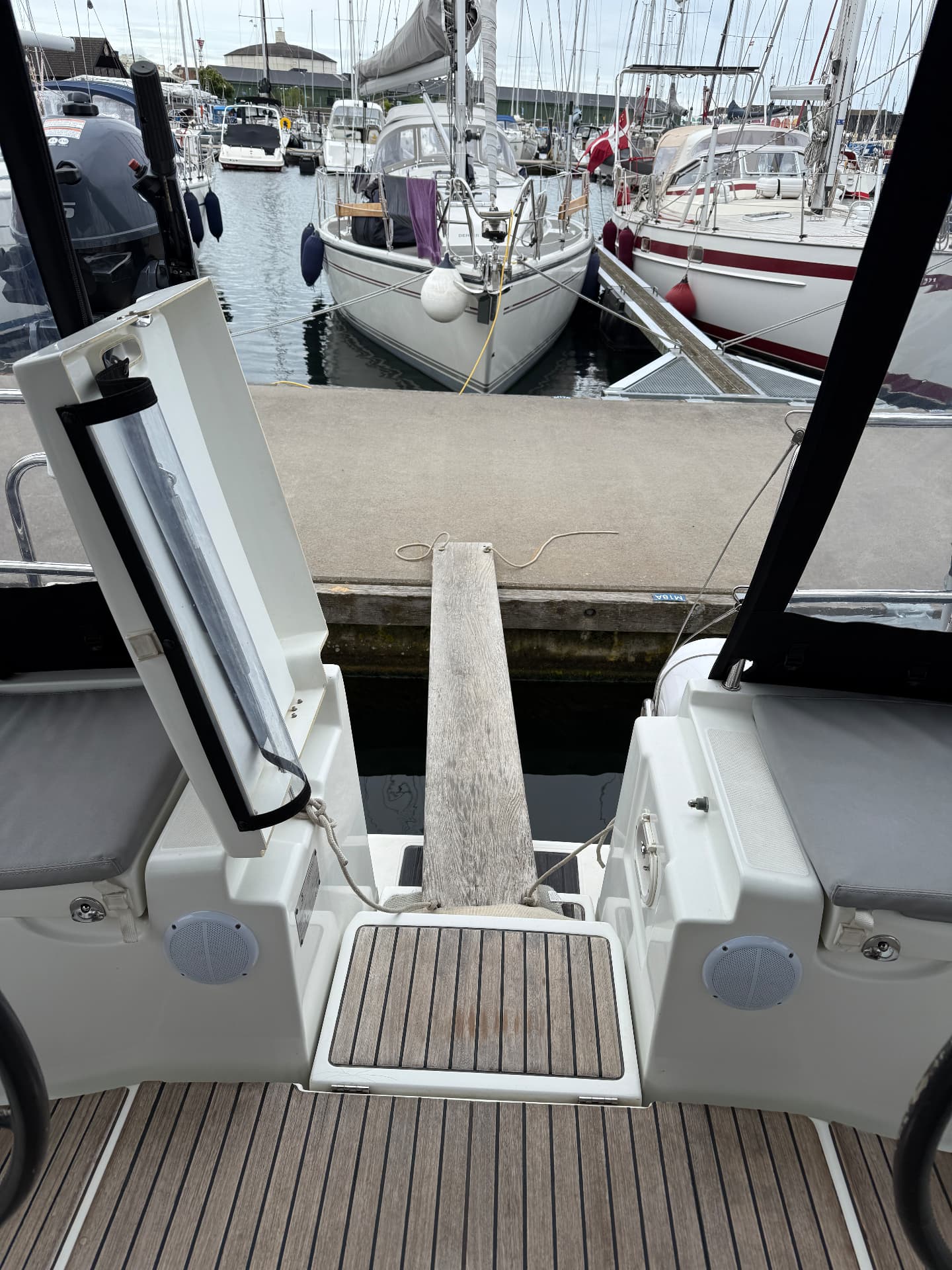 Bathing platform and boarding step at the stern
