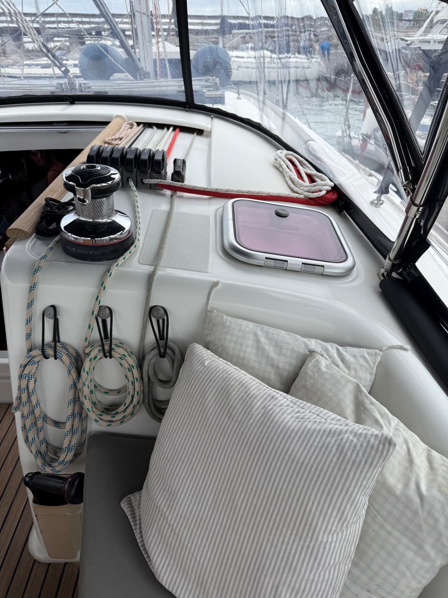 Coachroof winch, clutches and neatly coiled lines