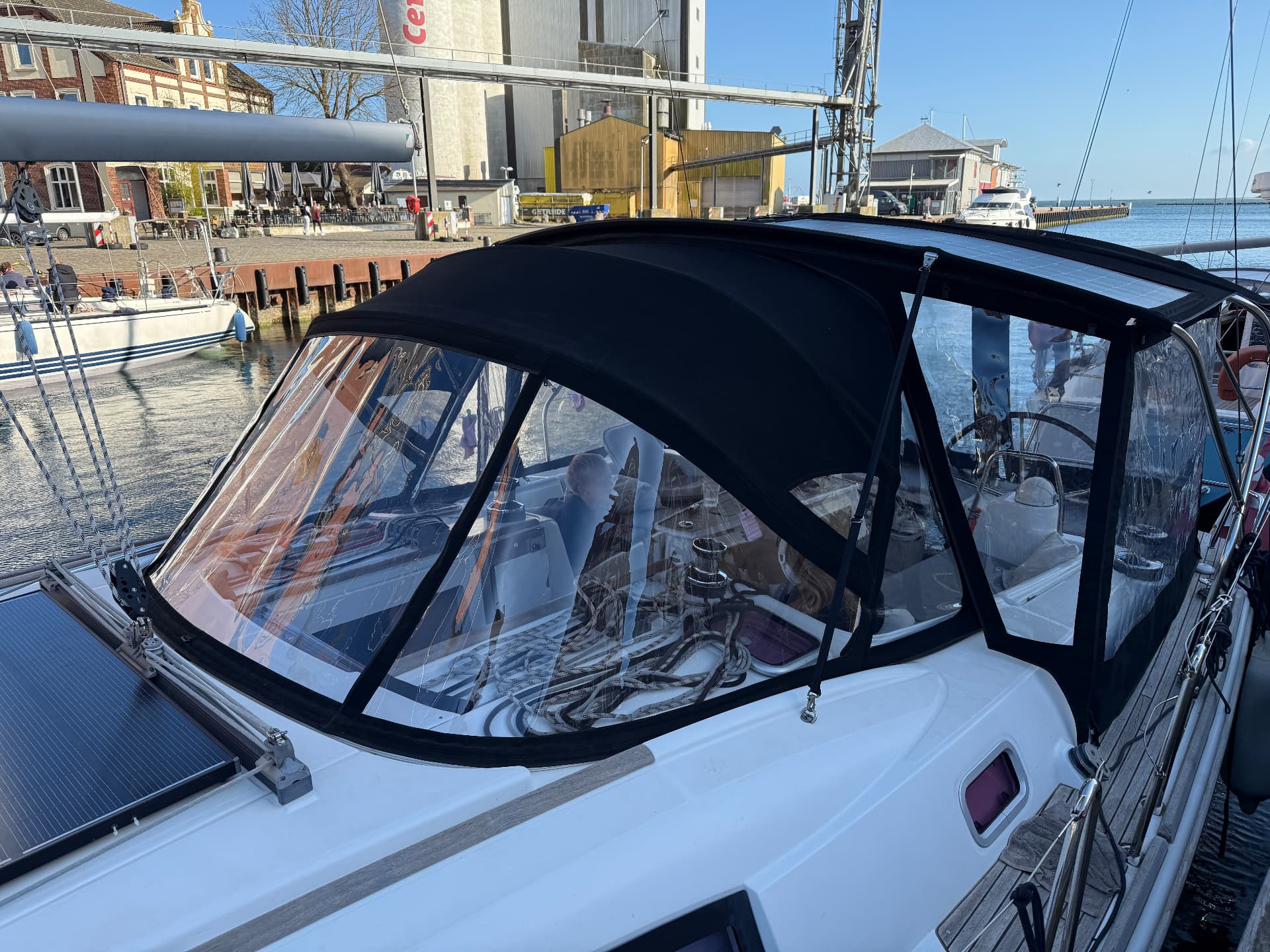 Cockpit enclosure and sprayhood with clear windows, harbour side