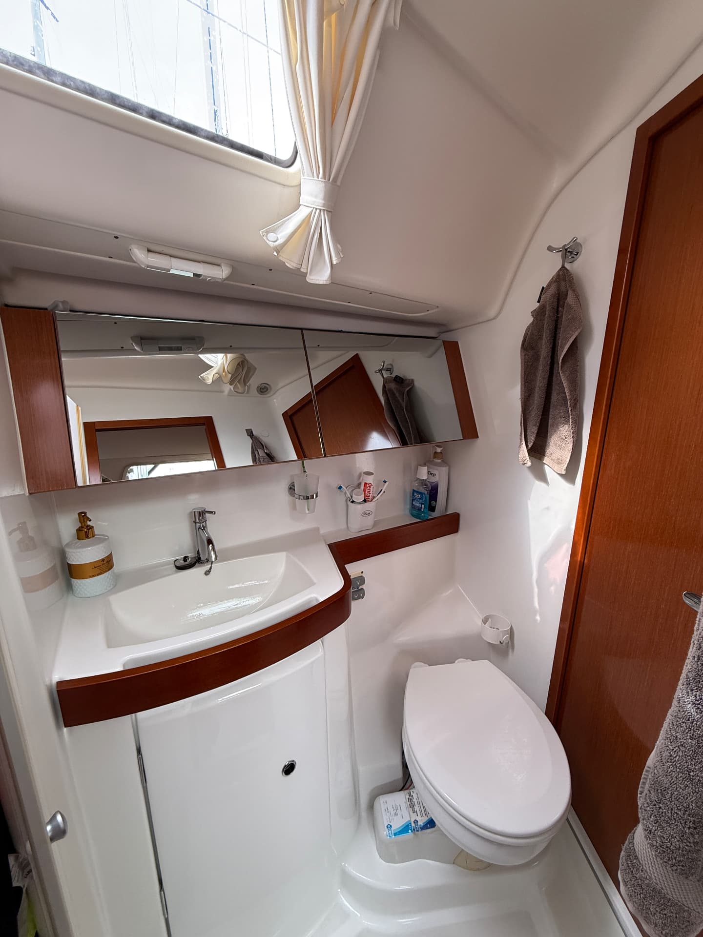 Heads with washbasin, mirror cabinet and shower
