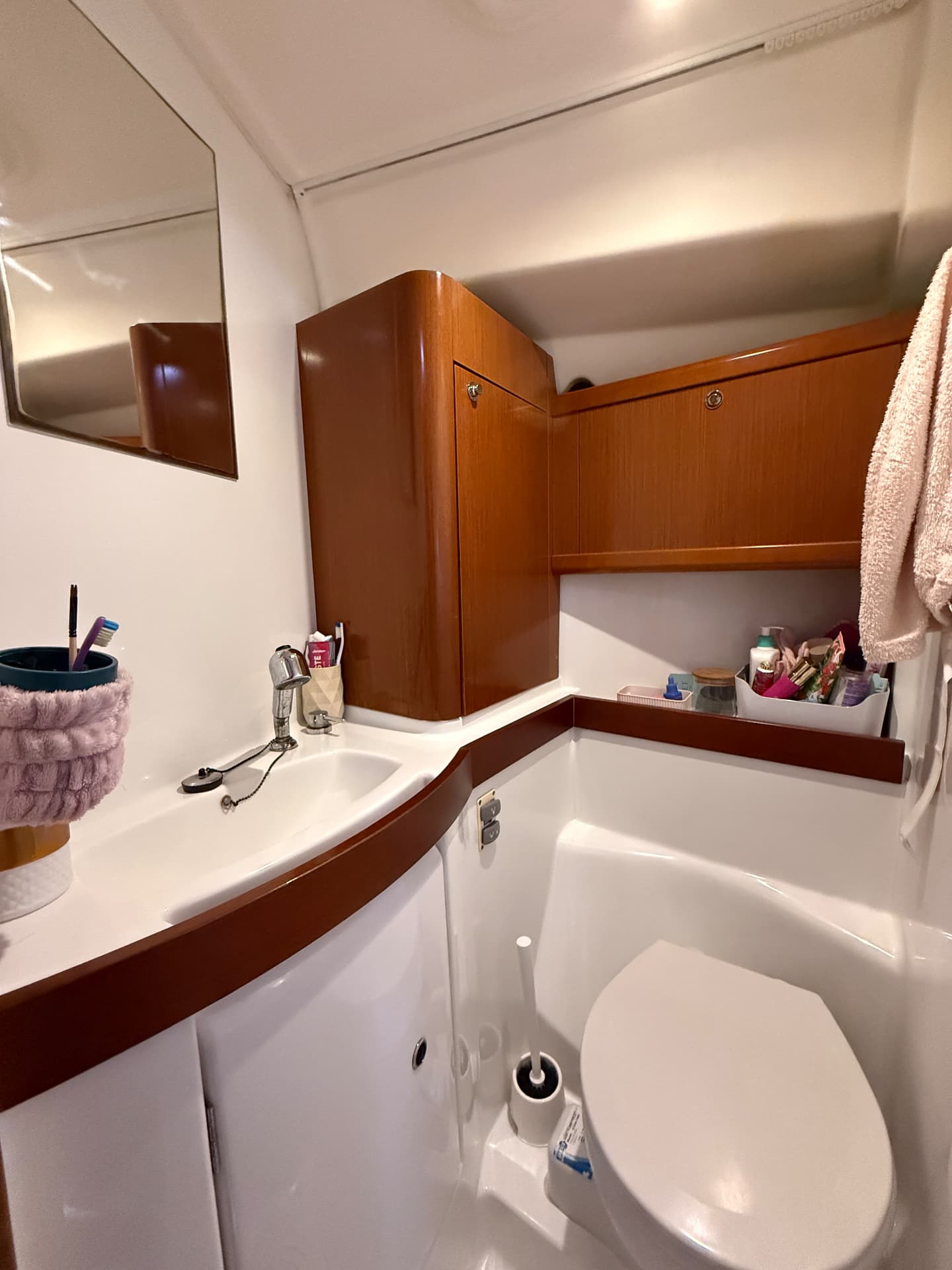 Second heads with washbasin and storage