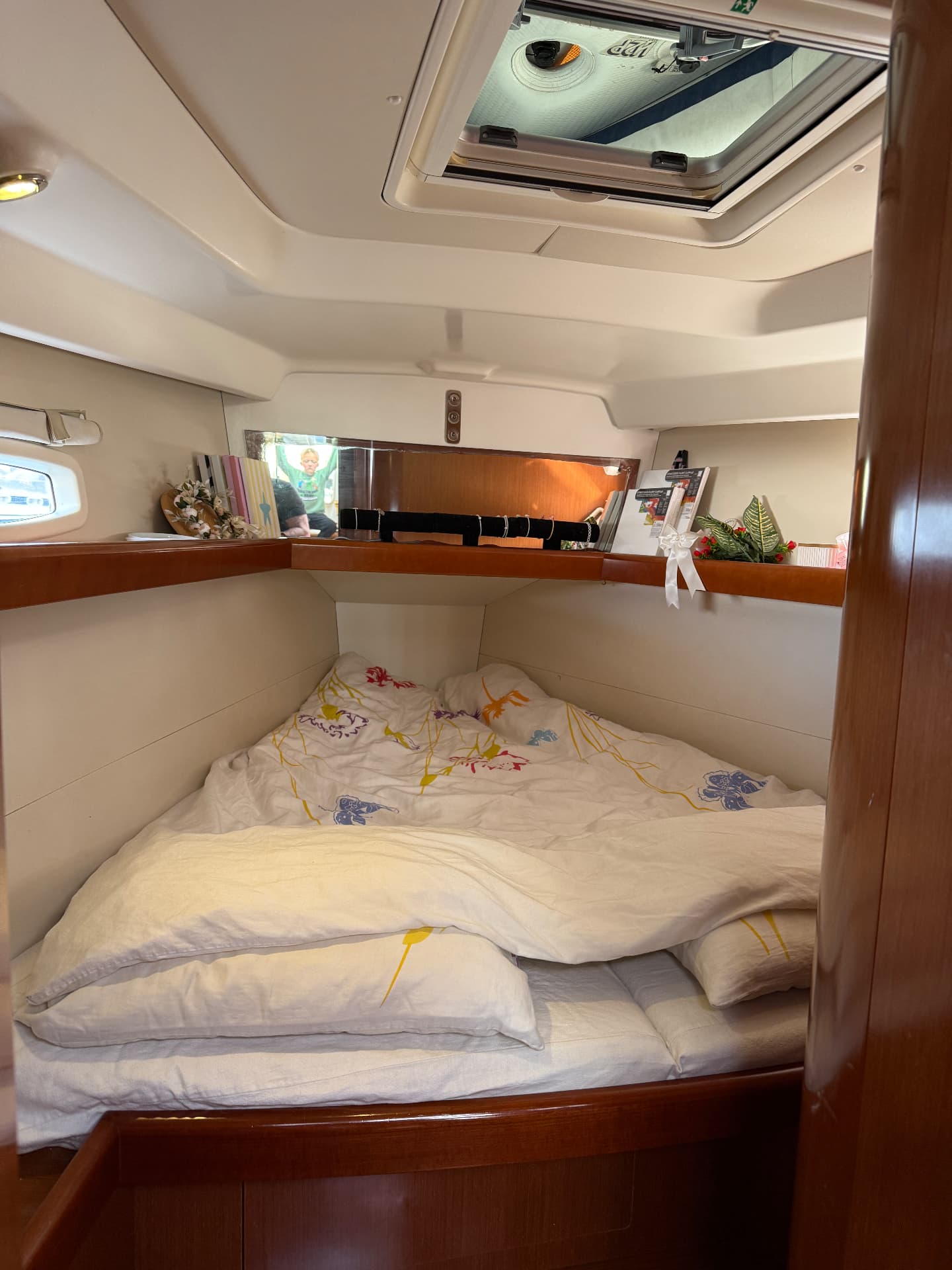 Forward owner's cabin with overhead hatch