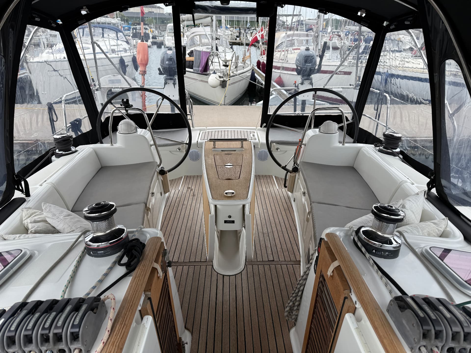 Cockpit seating, winches and helm stations under the sprayhood
