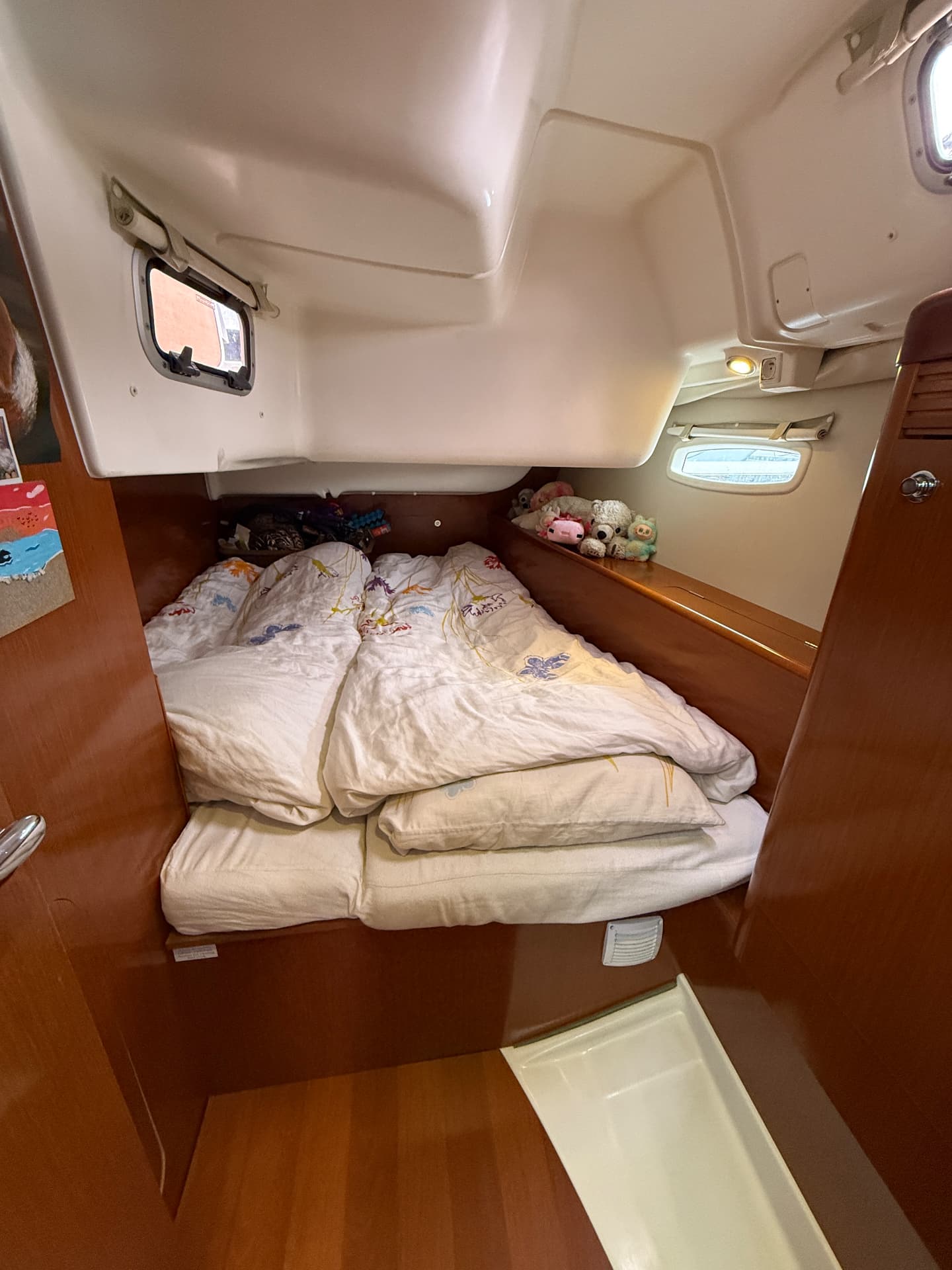Double cabin berth with hull ports